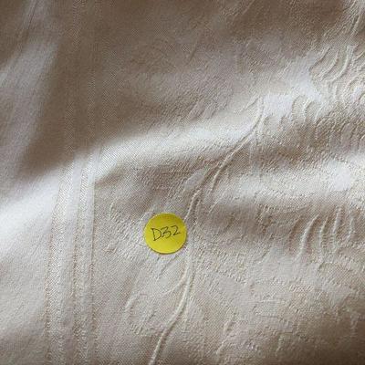 D32: Tablecloth/ Napkin Lot