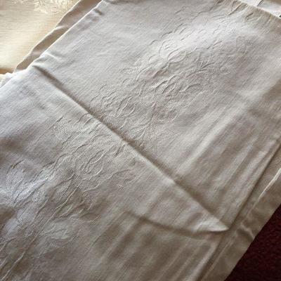 D32: Tablecloth/ Napkin Lot