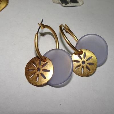 NWT Liz Claiborne Bracelet & Earrings (2) pairs, Beach, seashells, Star Fish, Butterflies, Sea Horse 