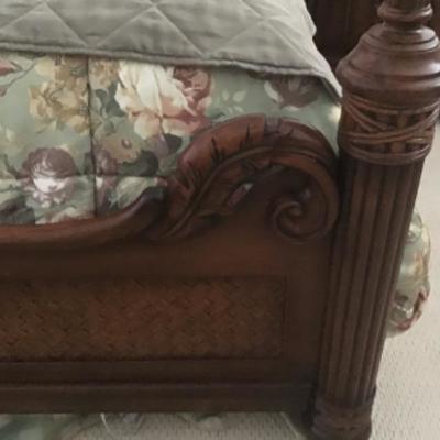 GORGEOUS DETAILED SOLID ISLAND PINE KING SIZED BED WITH BEDDING