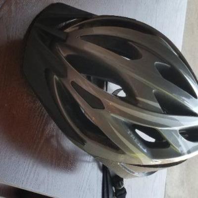 LOT 9: Ladies Bicycle Helmet