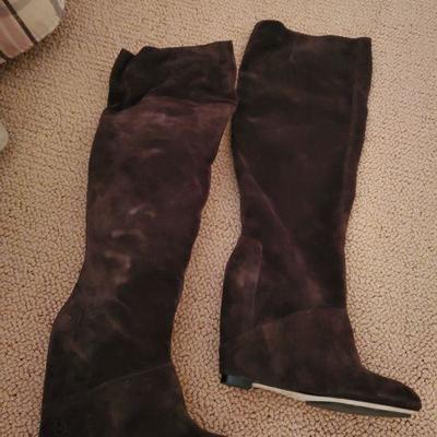 B2-4:  House of Harlow Brown Suede Boots size 8.5
