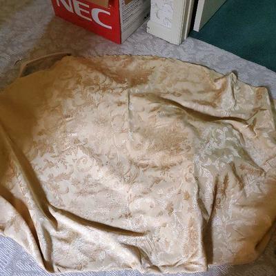 B2-20 Round Tablecloths