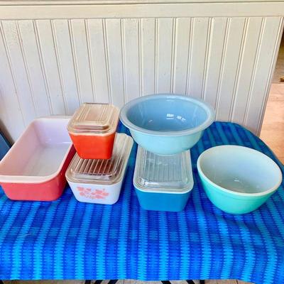 LOT 96 GROUP OF VINTAGE PYREX