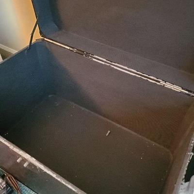 B1-10: Chest / Blankets / Toys