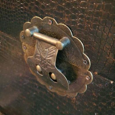 B1-10: Chest / Blankets / Toys