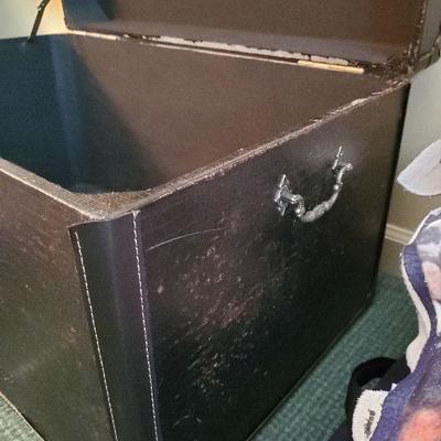 B1-10: Chest / Blankets / Toys