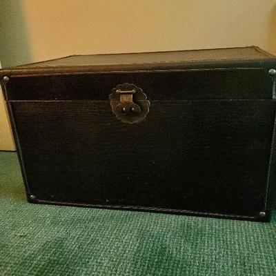 B1-10: Chest / Blankets / Toys