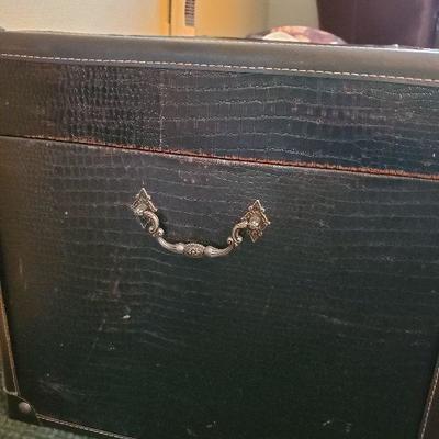 B1-10: Chest / Blankets / Toys