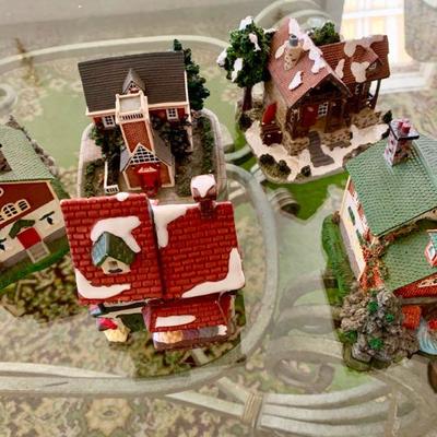 LOT 113 SMALL CERAMIC CHRISTMAS VILLAGE FIVE HOUSES