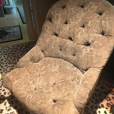 O21: Comfortable Tufted Chair - on wheels!
