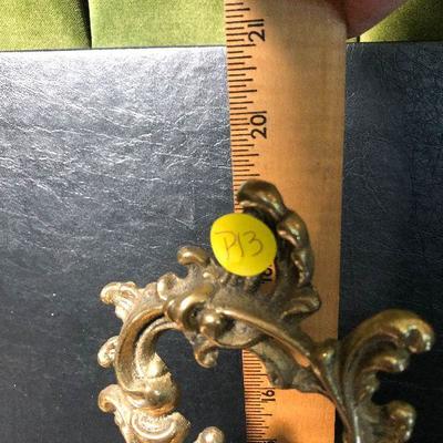 P13: Gold Ornate Frame Stand!
