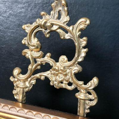 P13: Gold Ornate Frame Stand!