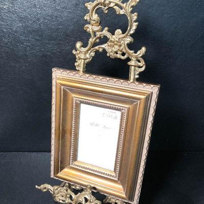 P13: Gold Ornate Frame Stand!