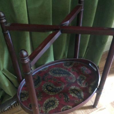 P34: Paisley Design Dual Tray Table