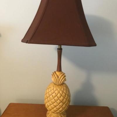 ALMOST NEW PINEAPPLE LAMP WITH SHADE