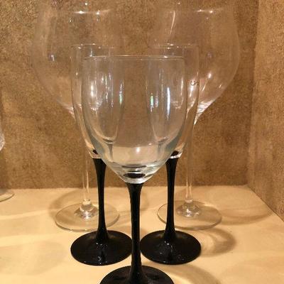 K48: 5 pieces of glass stemware