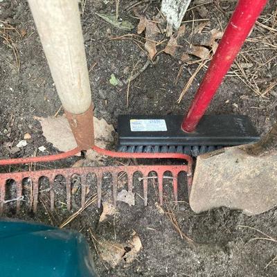 Lot S22: Mixed Yard Tools