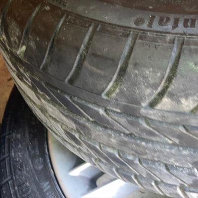 Lot S4: Set of four tires/rims for a Jaguar