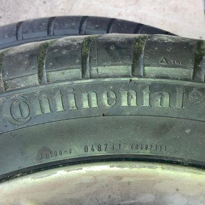 Lot S4: Set of four tires/rims for a Jaguar