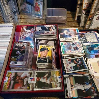 R31: Sports cards lot - baseball cards