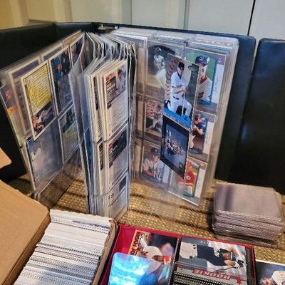 R31: Sports cards lot - baseball cards