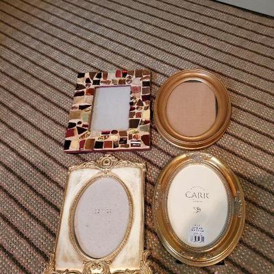 R35: 4 oval and ornate frames