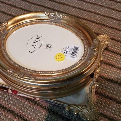 R35: 4 oval and ornate frames