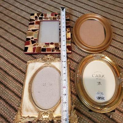R35: 4 oval and ornate frames