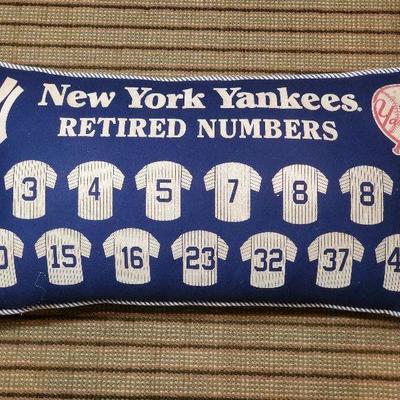 R79: New York Yankees Throw Pillow