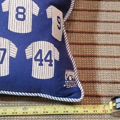 R79: New York Yankees Throw Pillow