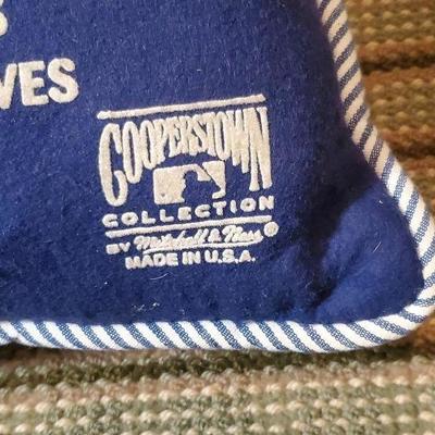 R80: New York Yankees Throw Pillow