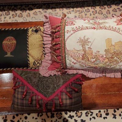 O102:  Accent Pillow Lot