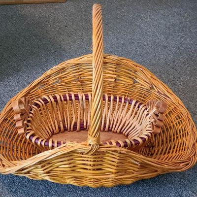 G21: Large Basket Lot