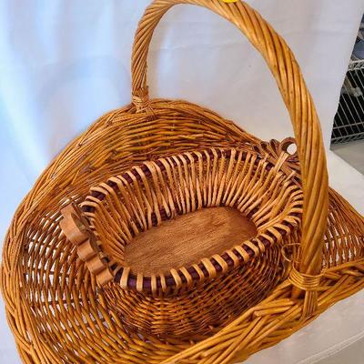 G21: Large Basket Lot