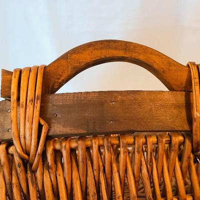 G22: Handled Serving Tray Basket 