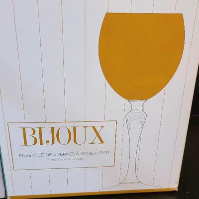 G32: Decanter and Wine Glasses