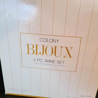 G32: Decanter and Wine Glasses