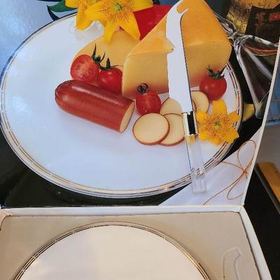 G39: Covered Lazy Susan and Cheese Plate