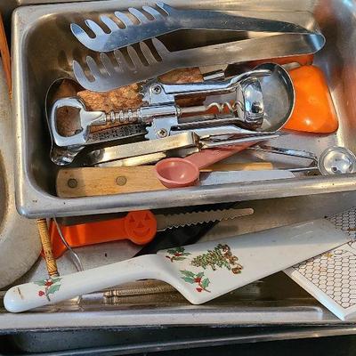 G52: Restaurant Pans / Kitchen Gadgets