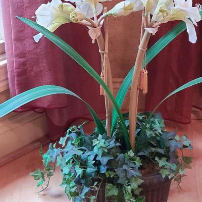 K16: Large Floral Arrangement 