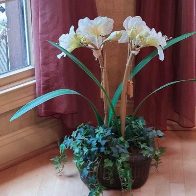 K16: Large Floral Arrangement 