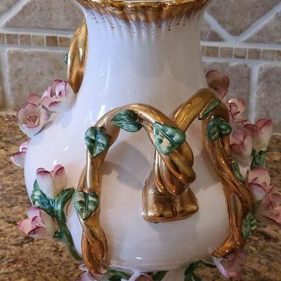K19: Beautiful handled Floral Vase