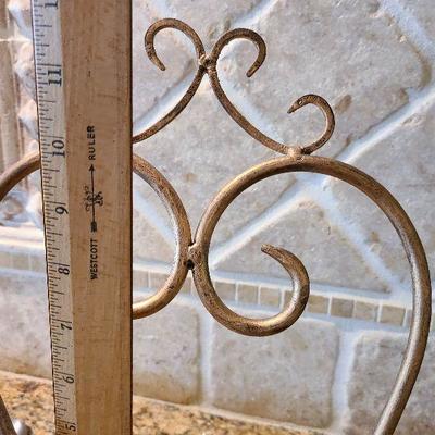 K25: Large Decorative Plates and Stand