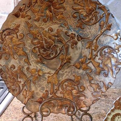 K25: Large Decorative Plates and Stand