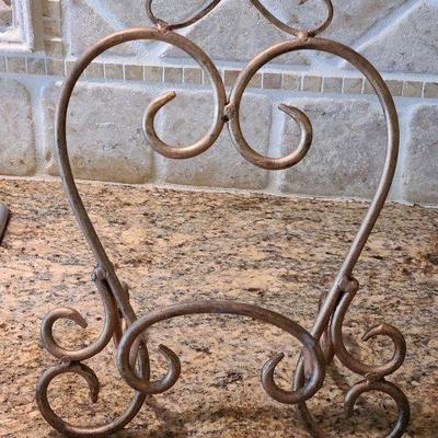 K25: Large Decorative Plates and Stand