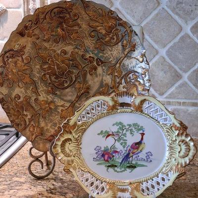 K25: Large Decorative Plates and Stand