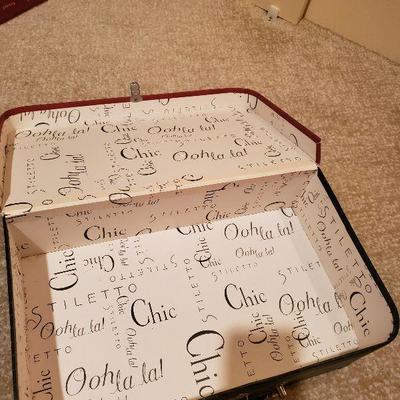 MB-223 Michel Kors shirt, felt hat and gift box with handle