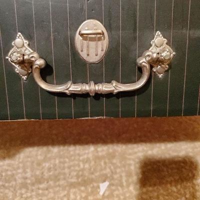 MB-223 Michel Kors shirt, felt hat and gift box with handle