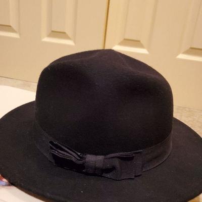 MB-223 Michel Kors shirt, felt hat and gift box with handle